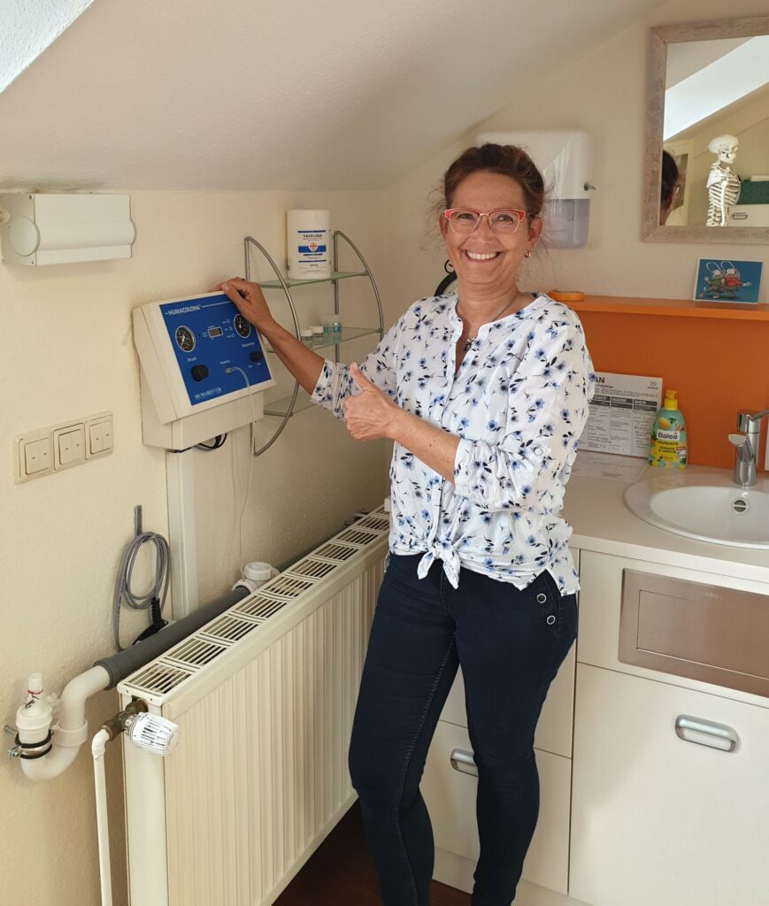 Iris Kreuzeck-Koch im Behandlungszimmer der podologischen Praxis Münster